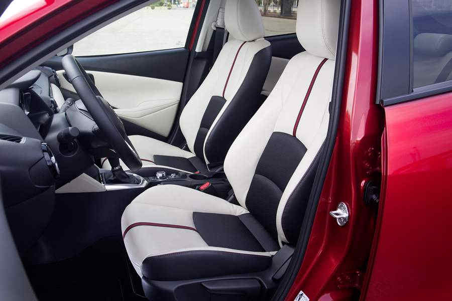 Mazda2_2015_interior_15