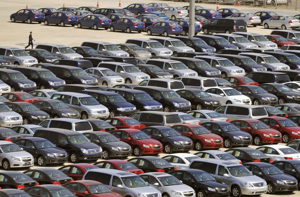 Parcheggio auto usate stock
