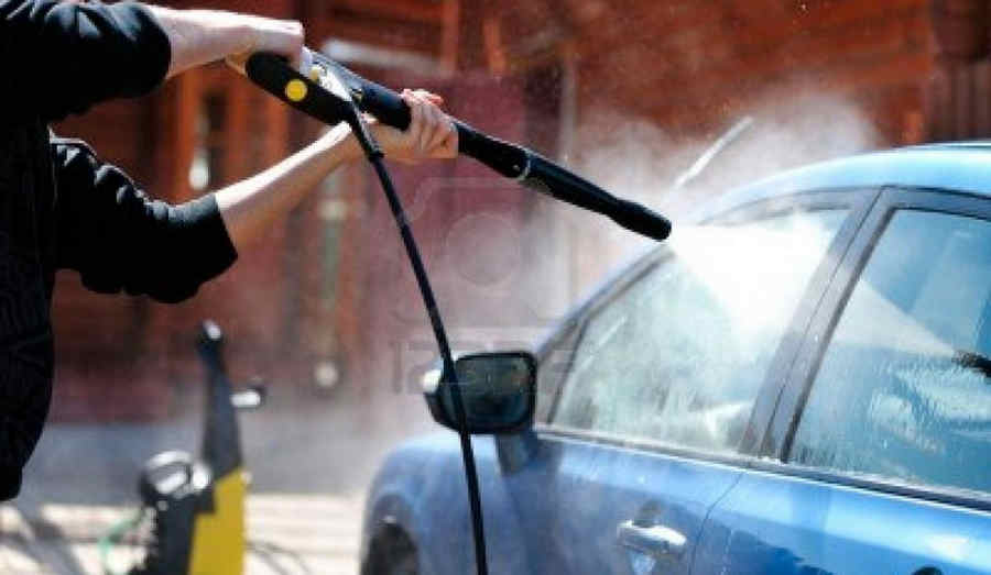 Un momento del lavaggio di un'automobile (vetri e carrozzeria) con la lancia e acqua a pressione