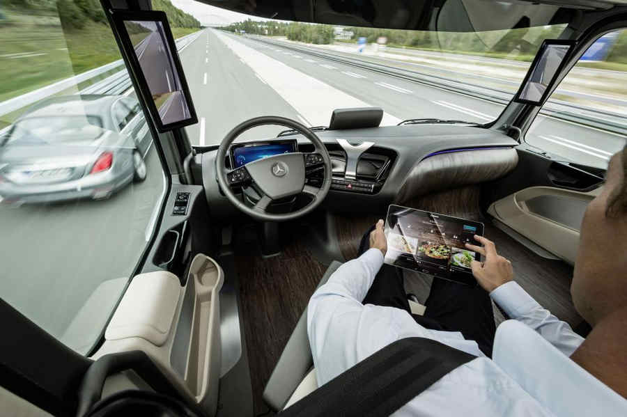 abitacolo camion a guida autonoma