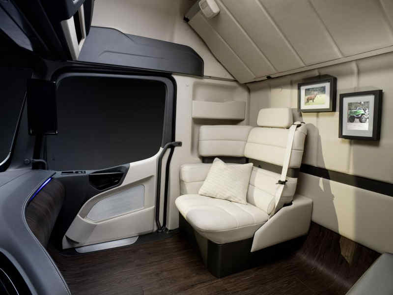 Mercedes-Benz_Future_Truck_2025_Cabina_Salotto