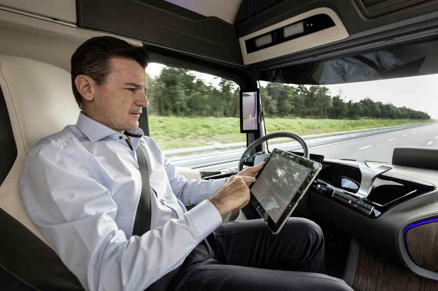 Mercedes-Benz_Future_Truck_2025_Tablet
