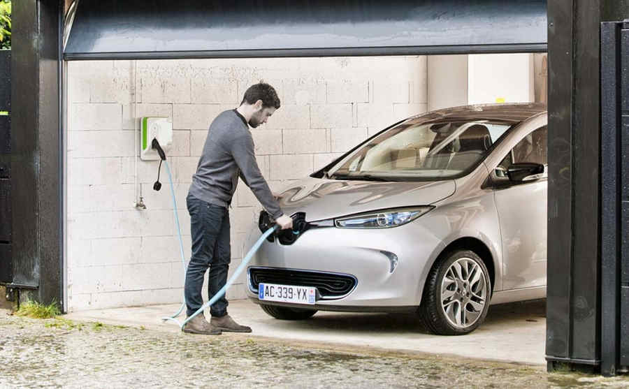 Ricarica elettrica con wallbox nel garage di casa di Renault Zoe