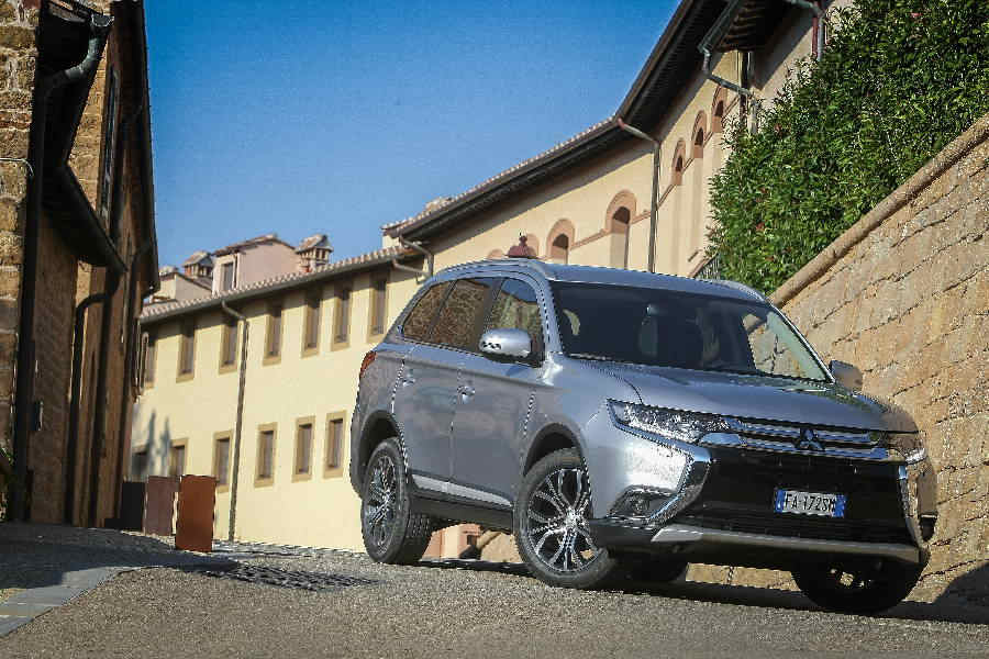 Mitsubishi_Outlander_2015_Statiche_25