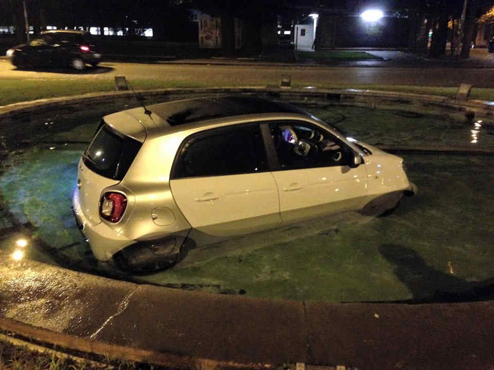 Smart incidente fontana roma inabissata