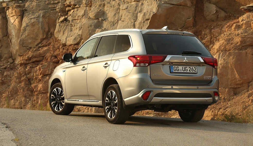nuova-mitsubishi-outlander-phev-my16 (3)