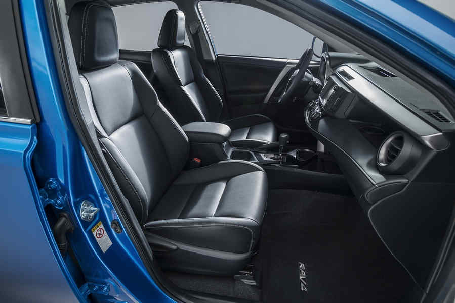Sedili in pelle e abitacolo Toyota Rav4 Hybrid