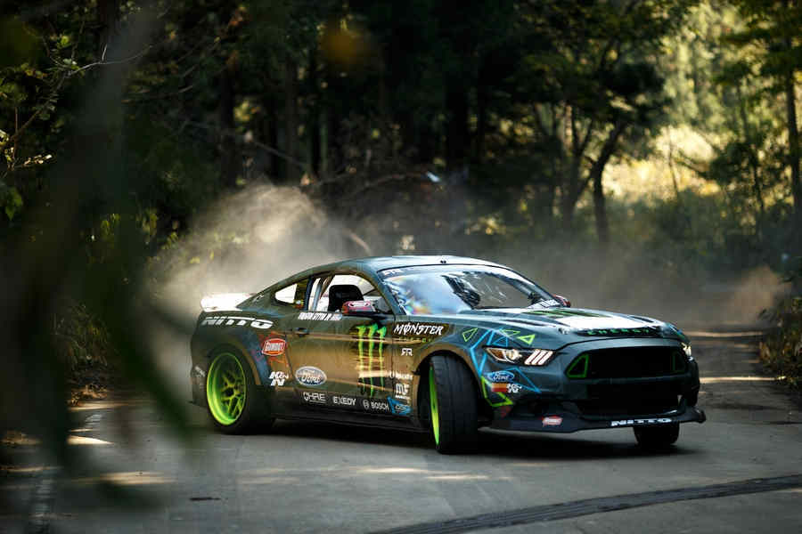 drinfting-ford-mustang-RTR-vs-lamborghini-murcielago-3