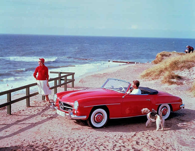 Caption orig.: Zeitgenössisches Werbefoto des 190 SL aus den 1950er-Jahren auf der Ferieninsel Sylt in der Nachmittagssonne. Der 190 SL findet schnell sein status- und designbewusstes Publikum als eleganter und zuverlässiger Traumwagen, der finanziell er