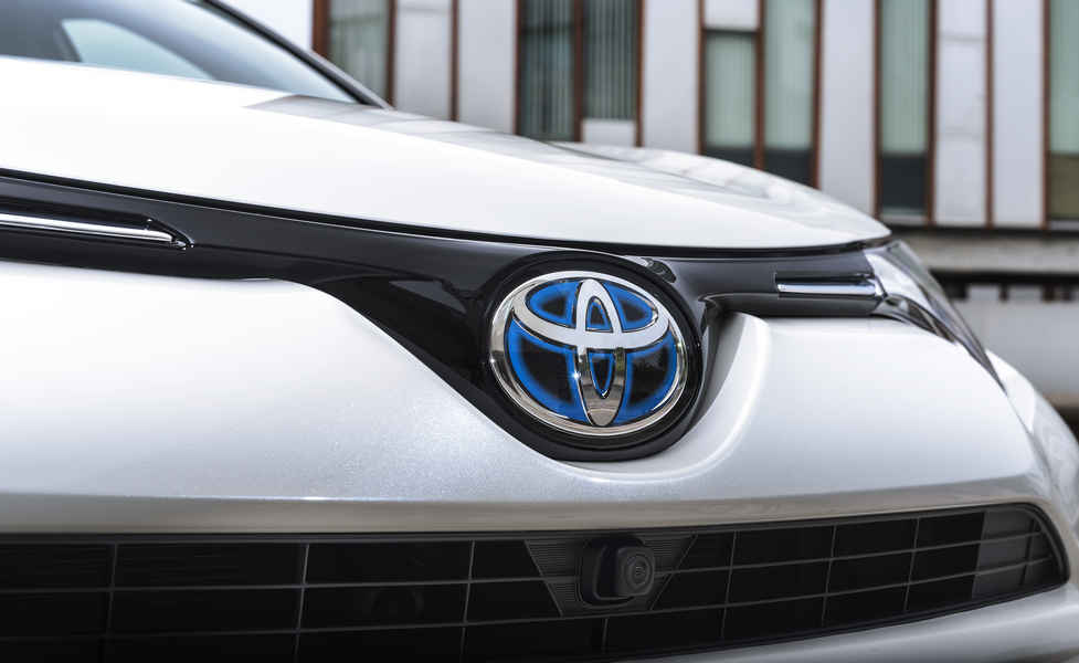Mascherina Toyota Rav4 con logo Toyota fondo blu sotto il quale è nascosto il radar