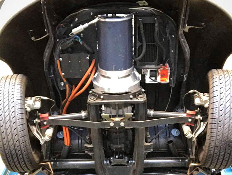 Un kit retrofit elettrico, motore elettrico ed elettronica di gestione montato su una vecchia auto