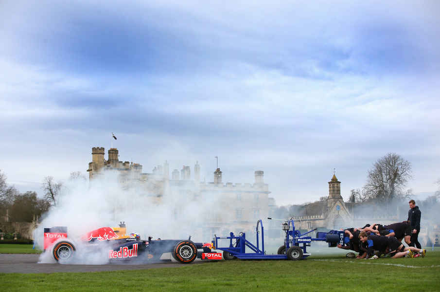 reb-bull-f1-ricciardo-mischia-rugby-10