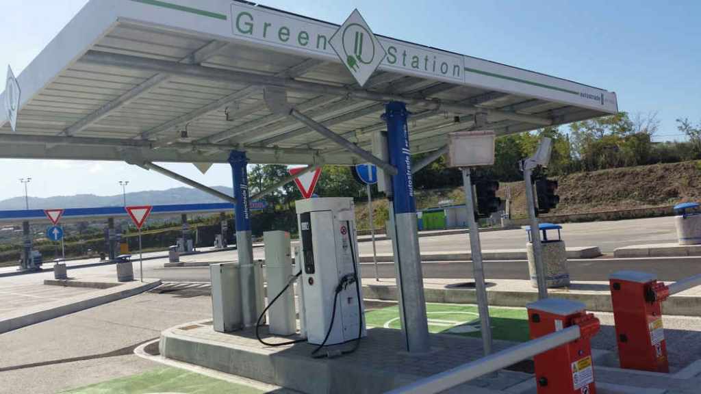 stazione-ricarica-auto-elettriche-a1-roma-sud (2)
