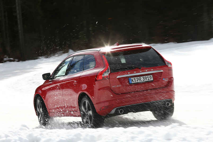 Volvo XC60 R-Design, exterior, rear, side, driving, winter