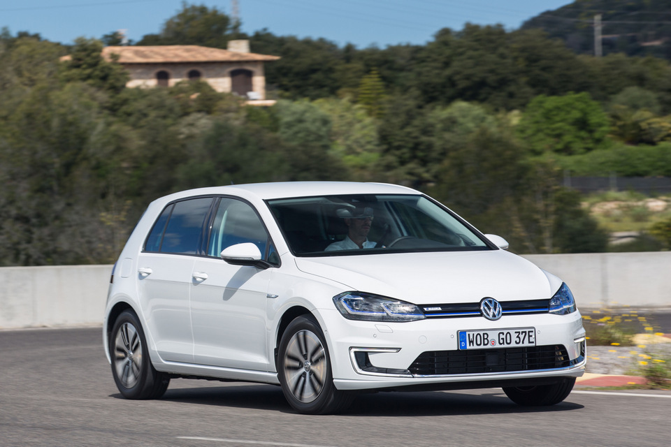Volkswagen_Golf_elettrica_2017_02