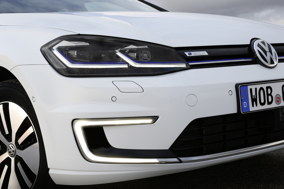 Volkswagen_Golf_elettrica_2017_17
