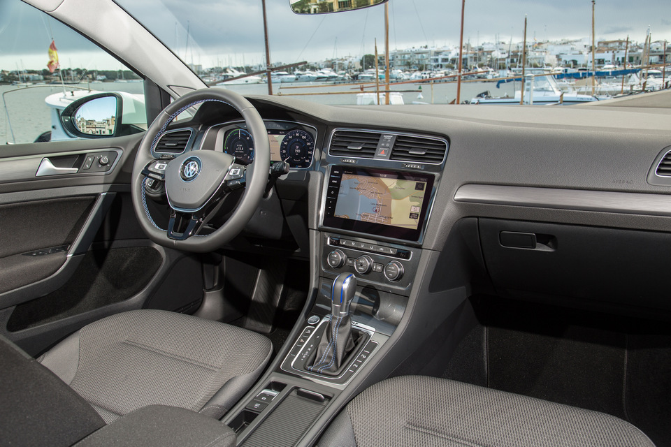 Volkswagen_Golf_elettrica_2017_26