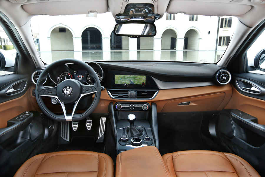 Alfa-Romeo-Giulia- abitacolo