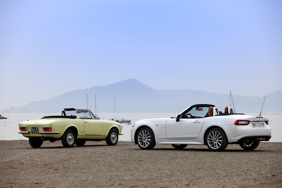 Fiat_124_Spider_2016_16