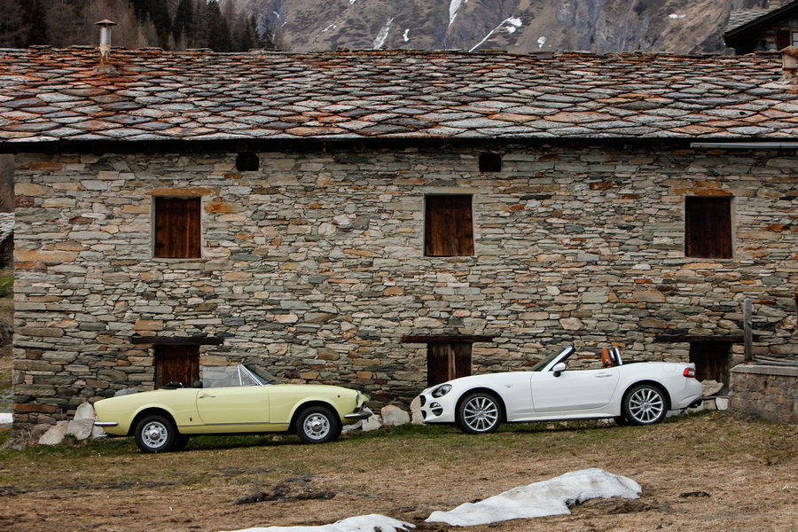Fiat_124_Spider_2016_24