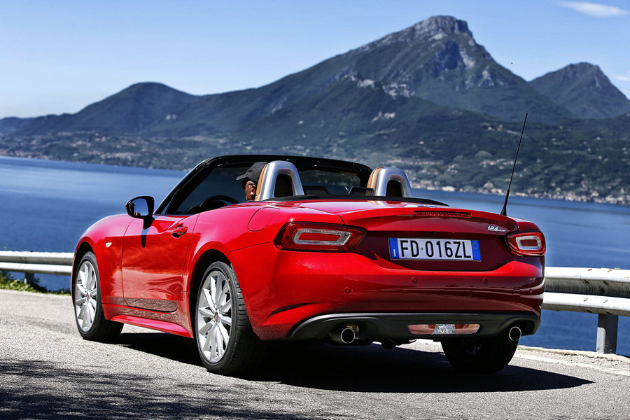 Fiat_124_Spider_2016_27
