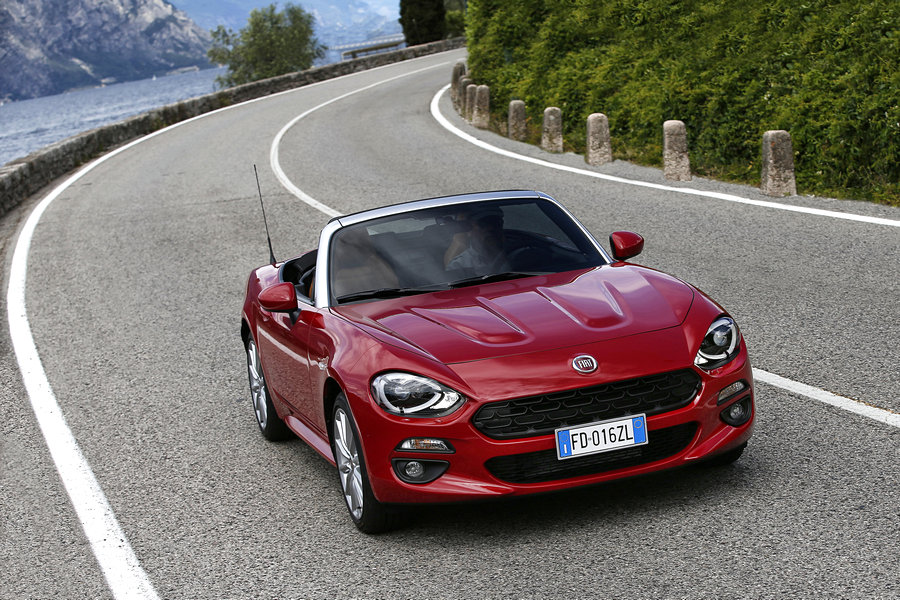 Fiat_124_Spider_2016_28