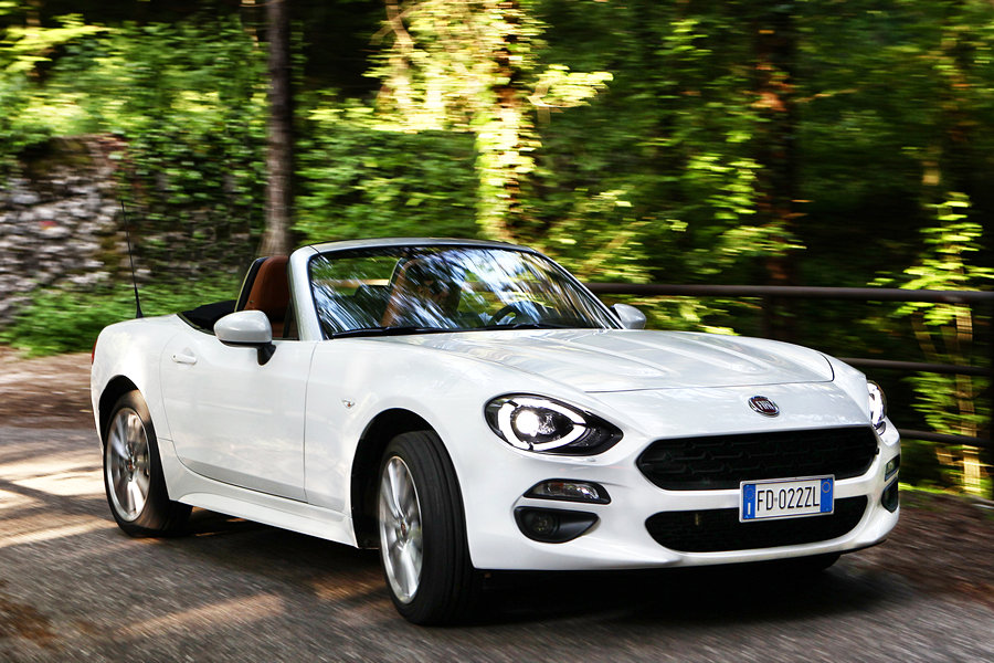 Fiat_124_Spider_2016_33