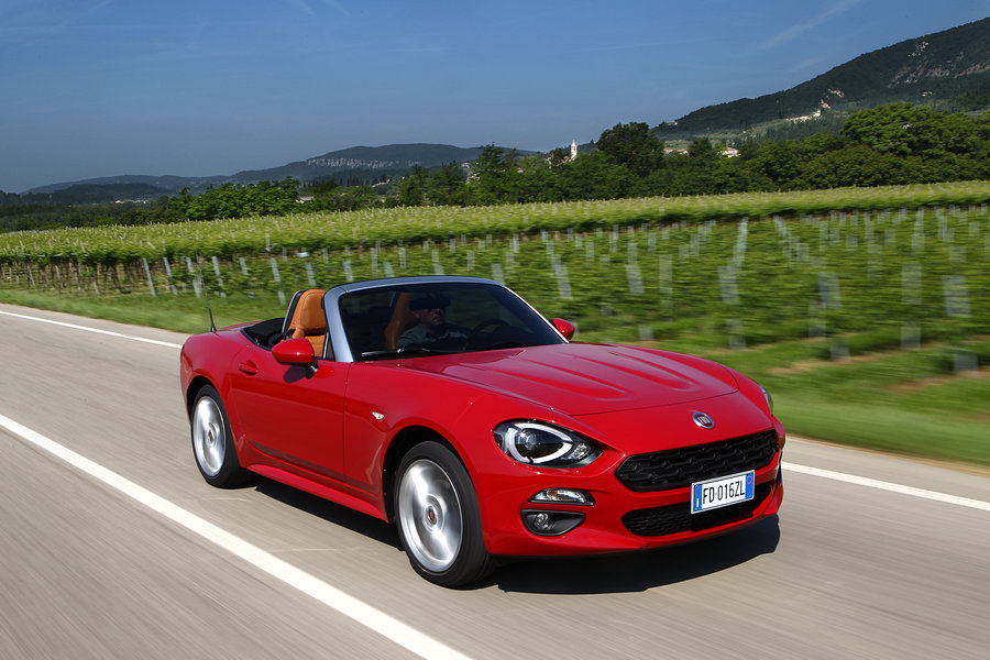Fiat_124_Spider_2016_40
