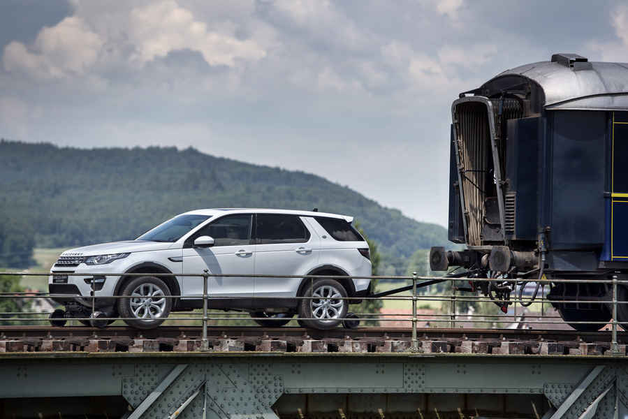 land-rover-discovery-sport-treno-merci-13