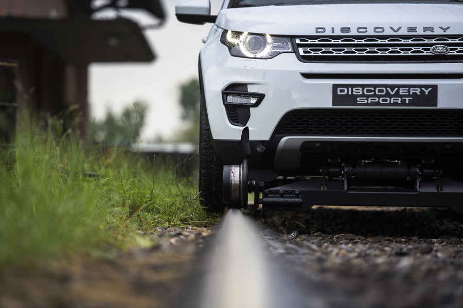 land-rover-discovery-sport-treno-merci-17
