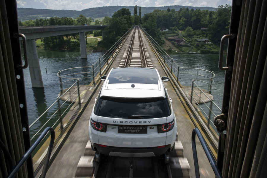 land-rover-discovery-sport-treno-merci-5