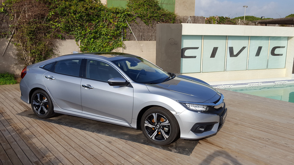 Vista di profilo nuova Honda Civic 2017 