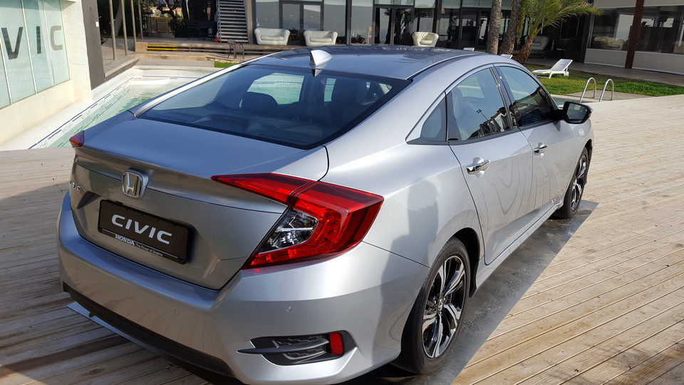 Vista posteriore nuova Honda Civic 2017