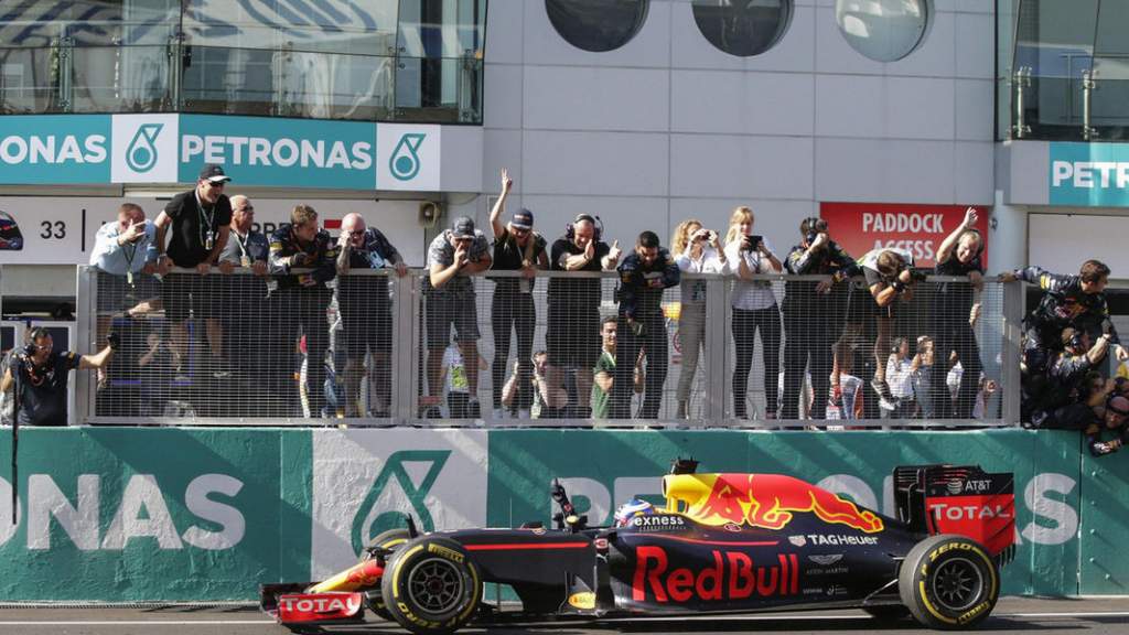 f1-2016-gp-malesia-ricciardo-2