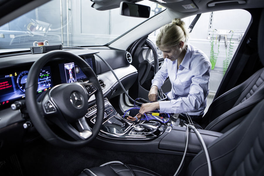 Umfassende Motorenoffensive bei Mercedes-Benz: Stärker, sparsamer und sauberer
