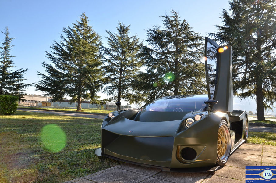 Auto sportiva dotata di un kit retrofit elettrico 