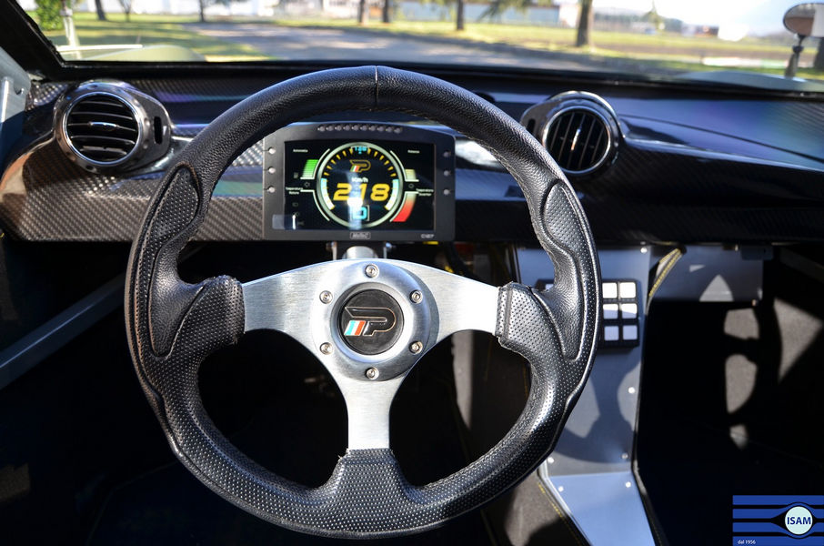 Cruscotto di un auto con kit retrofit elettrico