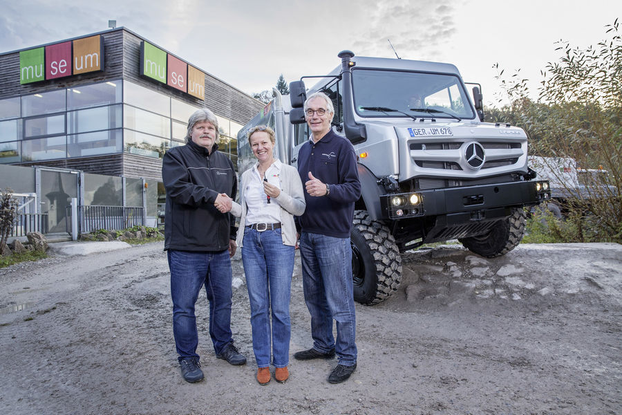 Abenteuerliche Unimog-Geländefahrt: Neuer Unimog U 4023 mit Doppelkabine für die Geländefahrten des Unimog Museums in Gaggenau