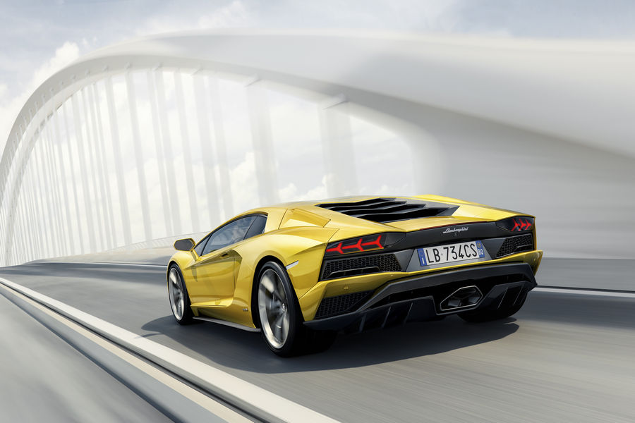 lamborghini-aventador-s-740-cv-1
