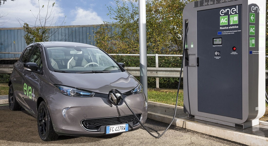 Renault-ZOE-EVA+-colonnina