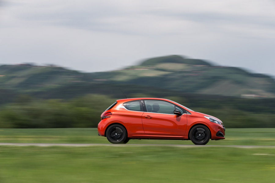 peugeot-208-3d-connected-navigation-1