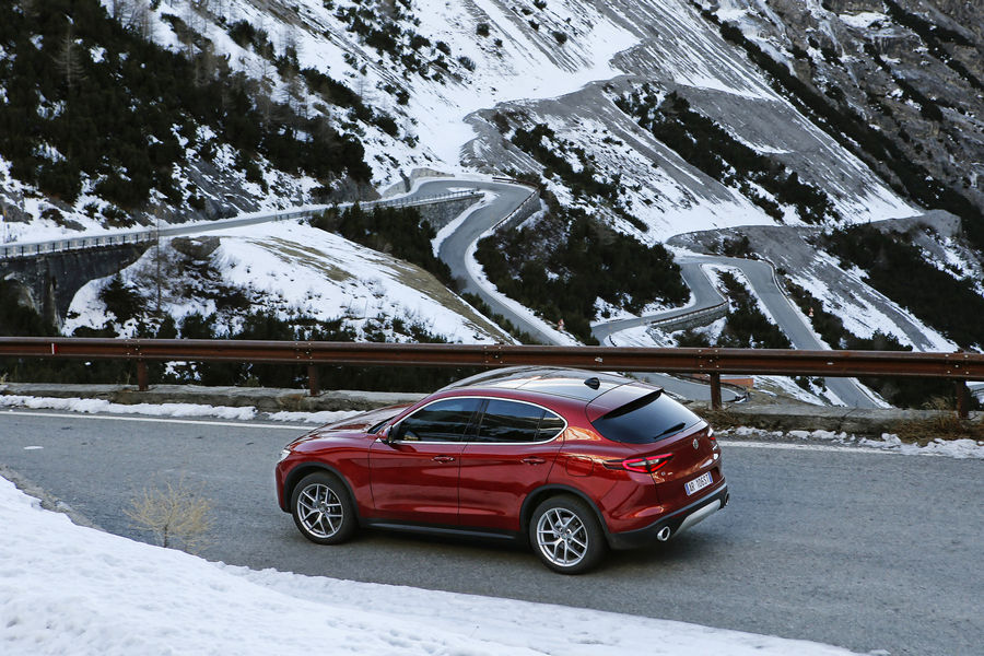 alfa-romeo-stelvio-2017-40