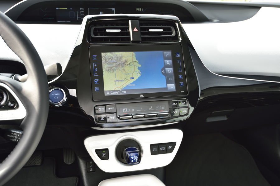 nuova-toyota-prius-plug-in-2017-20