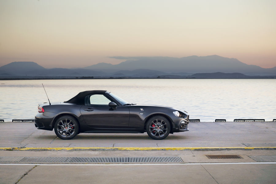 Abarth-124-spider-Scorpione-13