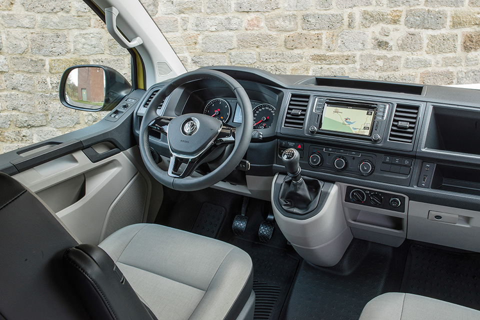 Interno abitacolo VW Transporter Rockton, posto di guida