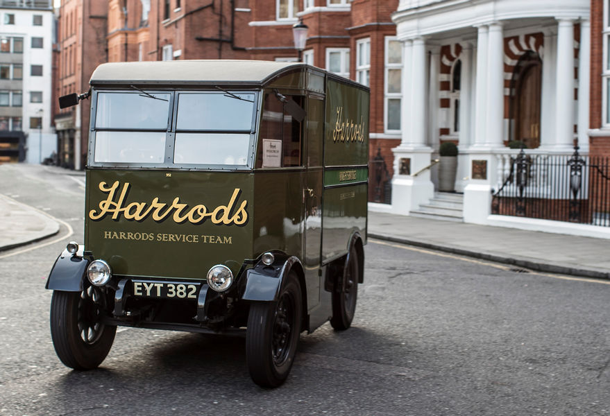 All-electric Nissan e-NV200 revolutionises iconic Harrods delivery fleet
