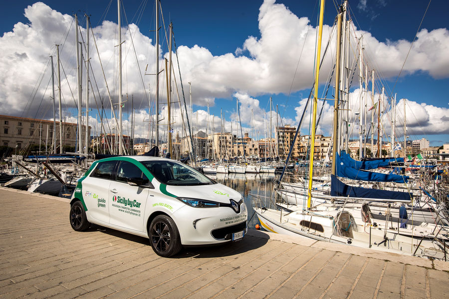 Una Renault Zoe della Sicily By Car, auto elettrica a noleggio noleggiabile in 53 città italiane