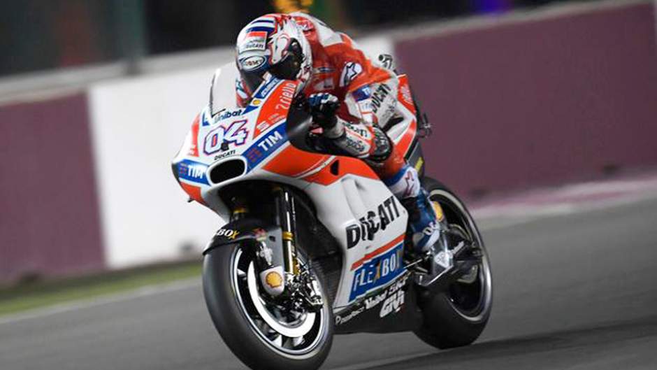 Andrea_Dovizioso_Ducati_moto_impenna
