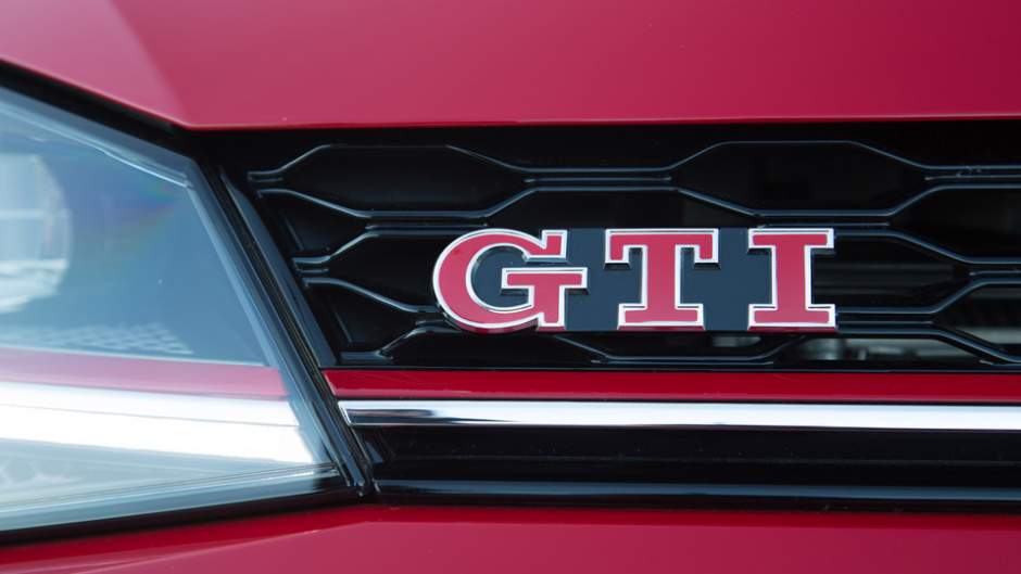 Volkswagen_Golf_GTI_Performance_2017_05