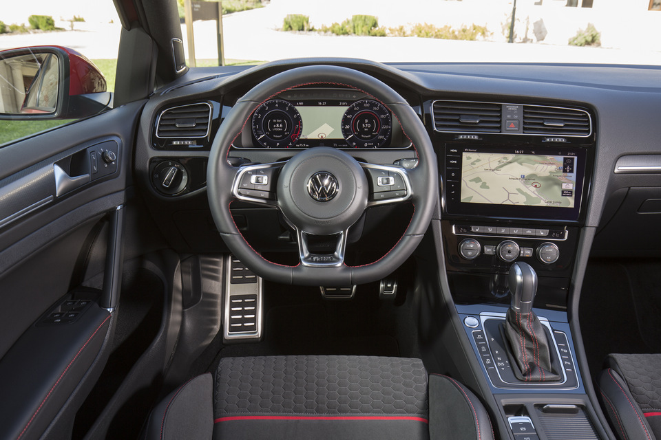 Volkswagen_Golf_GTI_Performance_2017 Abitacolo